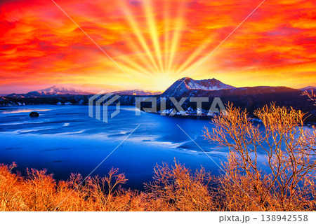 厳冬期の摩周湖の美しい朝 138942558