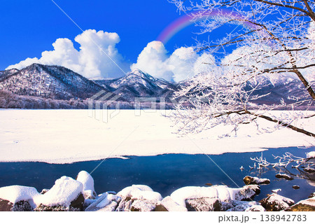 厳冬期の凍てついた屈斜路湖の景観 138942783