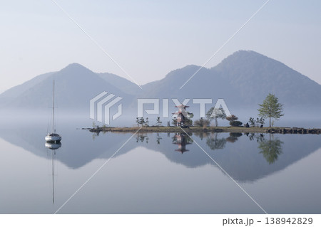 朝霧の洞爺湖 138942829