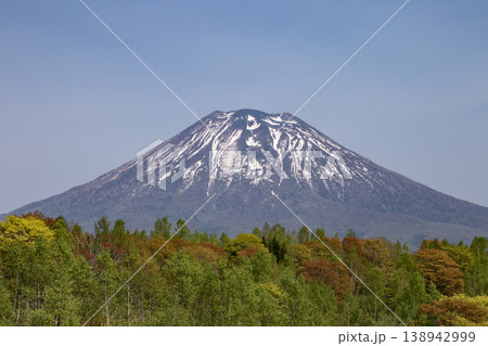 早春の羊蹄山 138942999