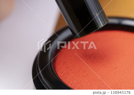 印鑑に朱肉を付ける手元 138943176