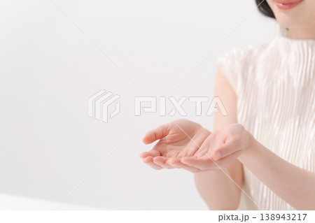 女性の手元のパーツカット 138943217