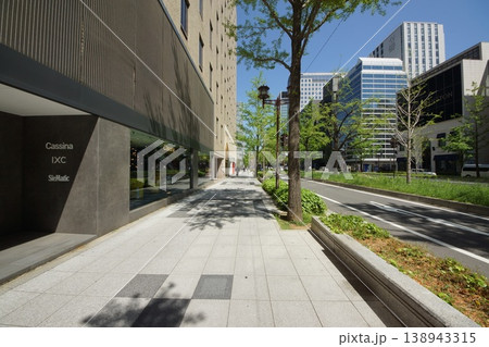 新緑の御堂筋街並み 138943315