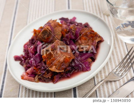 Meaty baked pork ribs with braised red cabbage 138943850