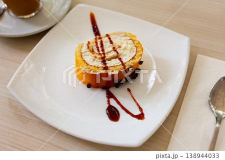 Delicious roll sponge cake with vanilla cream Delicious roll sponge cake with vanilla cream 138944033