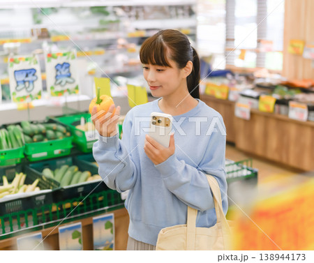 女性がスーパーで野菜を選ぶ 138944173