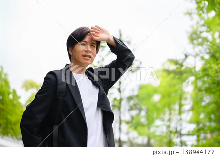 日差しを避ける男性 日差しを避ける男性 138944177