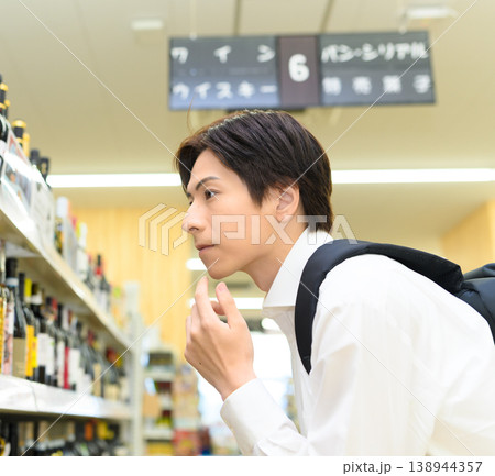 男性客がワインを選ぶスーパーマーケット 138944357