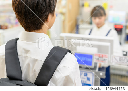 レジに並ぶ男性客と店員 138944358