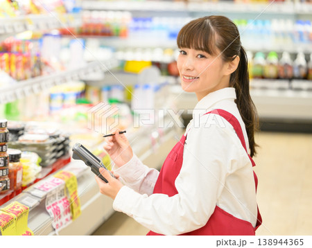 商品を確認する女性店員 商品を確認する女性店員 138944365