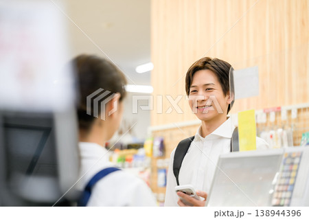 レジで会話する男女 138944396