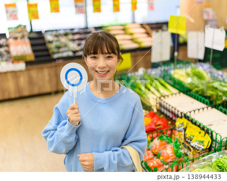 女性がスーパーでOKサイン 女性がスーパーでOKサイン 138944433