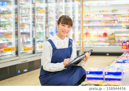 スーパーでタブレットを持つ女性店員 138944436