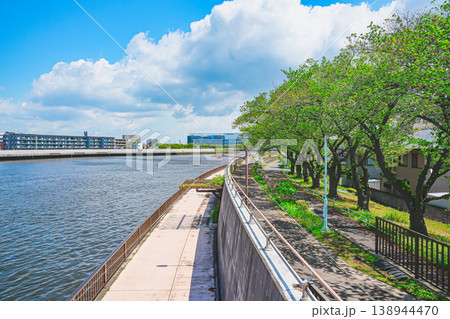 初夏の青空の広がる東京葛飾の中川の風景 初夏の青空の広がる東京葛飾の中川の風景 138944470