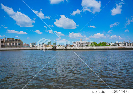 初夏の青空の広がる東京葛飾の中川の風景 初夏の青空の広がる東京葛飾の中川の風景 138944473
