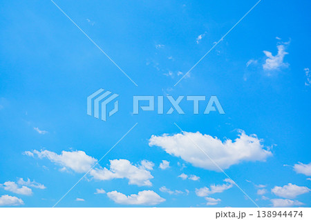 春の青空と白い雲 春の青空と白い雲 138944474
