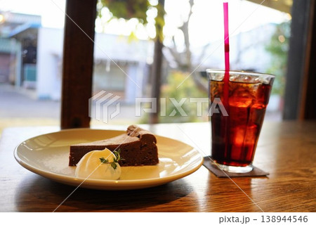 カフェにてガトーショコラとアイスコーヒー 138944546