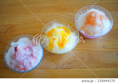 カラフルな3種のかき氷並べた夏の爽やかスイーツイメージ カラフルな3種のかき氷並べた夏の爽やかスイーツイメージ 138944570