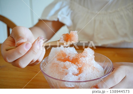 いちごかき氷をスプーンですくう手元夏の涼しい食シーン 138944573