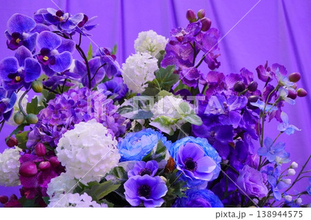 紫色の花々が美しく咲く華やかなフラワーアレンジメント背景 紫色の花々が美しく咲く華やかなフラワーアレンジメント背景 138944575