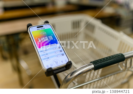 スーパーマーケットのセルフレジ用スマホ スーパーマーケットのセルフレジ用スマホ 138944721