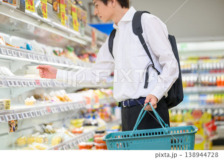商品を手に取る男性客 138944728