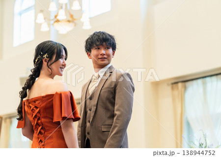 披露宴会場で前撮り,フォトウェディングをする新郎新婦 138944752