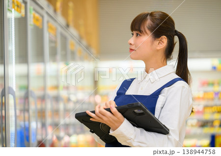 スーパーでタブレットを持つ女性店員 138944758