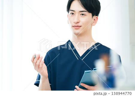 若い男性医療従事者 若い男性医療従事者 138944770