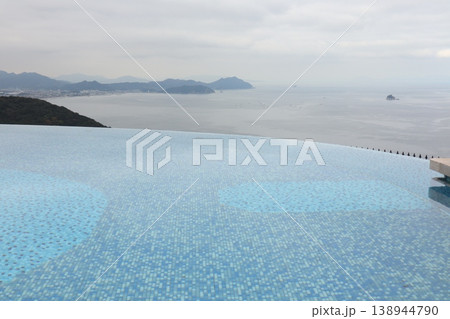海と一体化するインフィニティプールが広がる絶景リゾート 海と一体化するインフィニティプールが広がる絶景リゾート 138944790