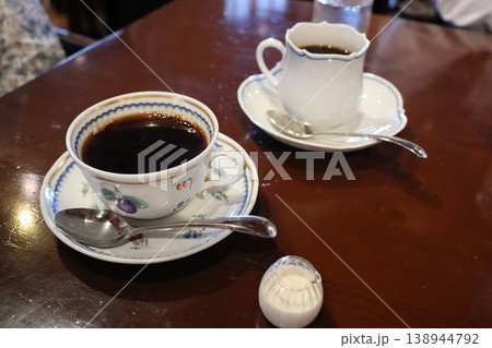 木のテーブルに並ぶ2杯のコーヒーとくつろぎの時間 木のテーブルに並ぶ2杯のコーヒーとくつろぎの時間 138944792