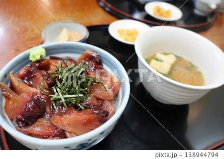 新鮮な刺身がのった海鮮丼と味噌汁の和食セット 新鮮な刺身がのった海鮮丼と味噌汁の和食セット 138944794