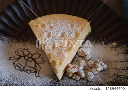 粉糖のベル模様が彩るケーキのデザートプレート 粉糖のベル模様が彩るケーキのデザートプレート 138944800