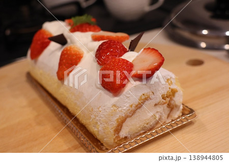 いちごとクリームで彩ったふわふわロールケーキ いちごとクリームで彩ったふわふわロールケーキ 138944805
