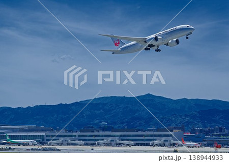 脊振山をバックに福岡空港を離陸する日本航空(JAL)のボーイング787-8型旅客機 138944933