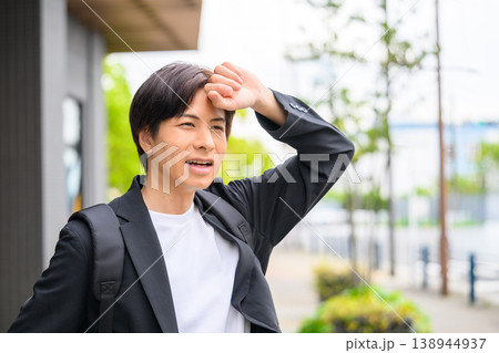 暑さをしのぐ男性 138944937