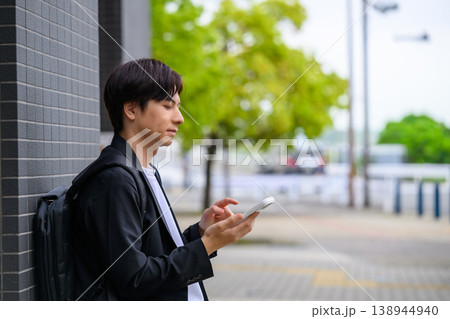 スマートフォンを操作する男性 138944940