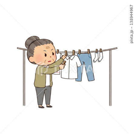 洗濯物を干すおばあちゃん 洗濯物を干すおばあちゃん 138944967