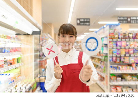 店員が〇×サインで笑顔 店員が〇×サインで笑顔 138945010