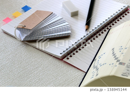 学びの時間を表現したノートと辞書と文具の写真 学びの時間を表現したノートと辞書と文具の写真 138945144