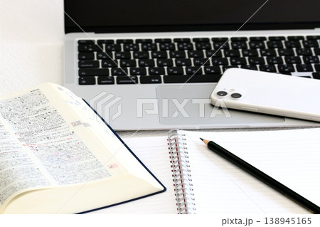 学習準備されたノートと文房具のデスクトップ 学習準備されたノートと文房具のデスクトップ 138945165