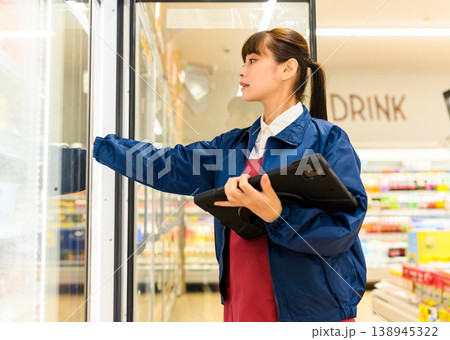 スーパーでタブレットを持つ女性店員 138945322