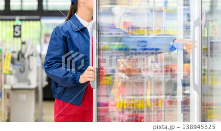 スーパー店員が冷蔵庫を開ける 138945325