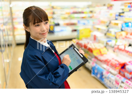 タブレットを持つスーパー店員 138945327