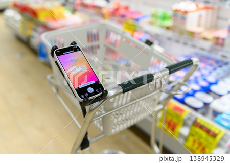 スーパーのセルフレジ用スマホと商品棚 138945329