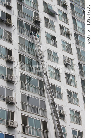 This is an apartment moving with a ladder truck. This is an apartment moving with a ladder truck. 138945531