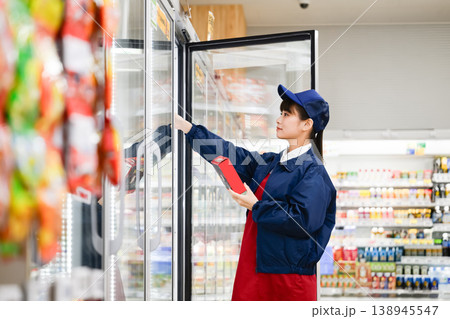 店員が商品を棚に入れるスーパーマーケット 138945547