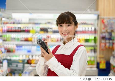 タブレットを持つ笑顔の女性店員 タブレットを持つ笑顔の女性店員 138945549