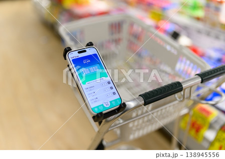 スーパーマーケットの買い物カートとスマホ スーパーマーケットの買い物カートとスマホ 138945556