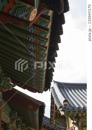 It is the roof of a traditional Korean Hanok. 138945570